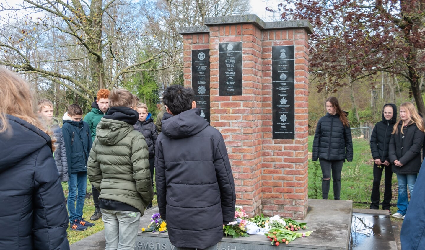 Leerlingen staan een moment stil bij het monument. Foto: Henk Derksen 
