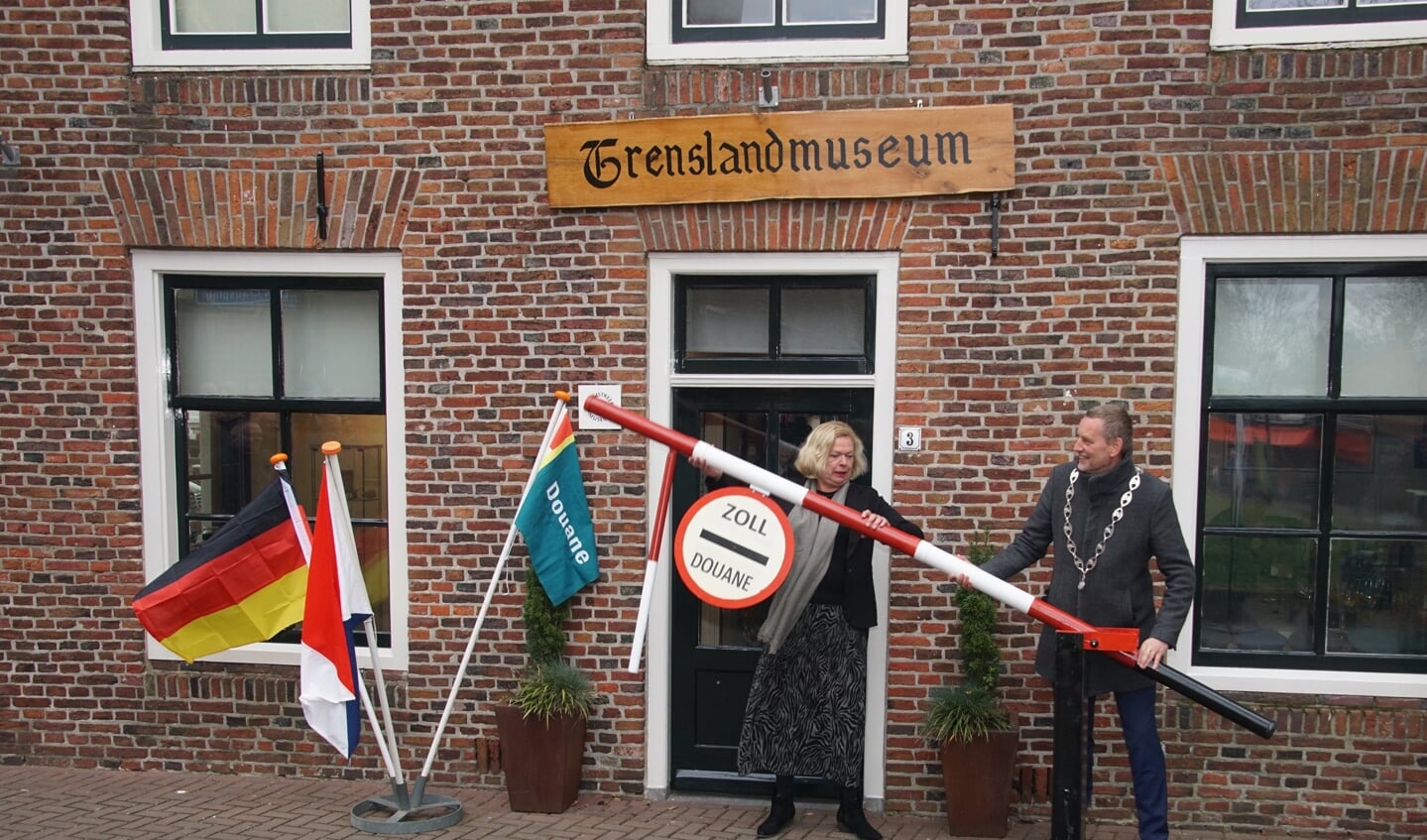 De officiële opening met Marijke Verschoor-Boele, voorzitter Grenslandmuseum en burgemeester Anton Stapelkamp. Foto: Frank Vinkenvleugel