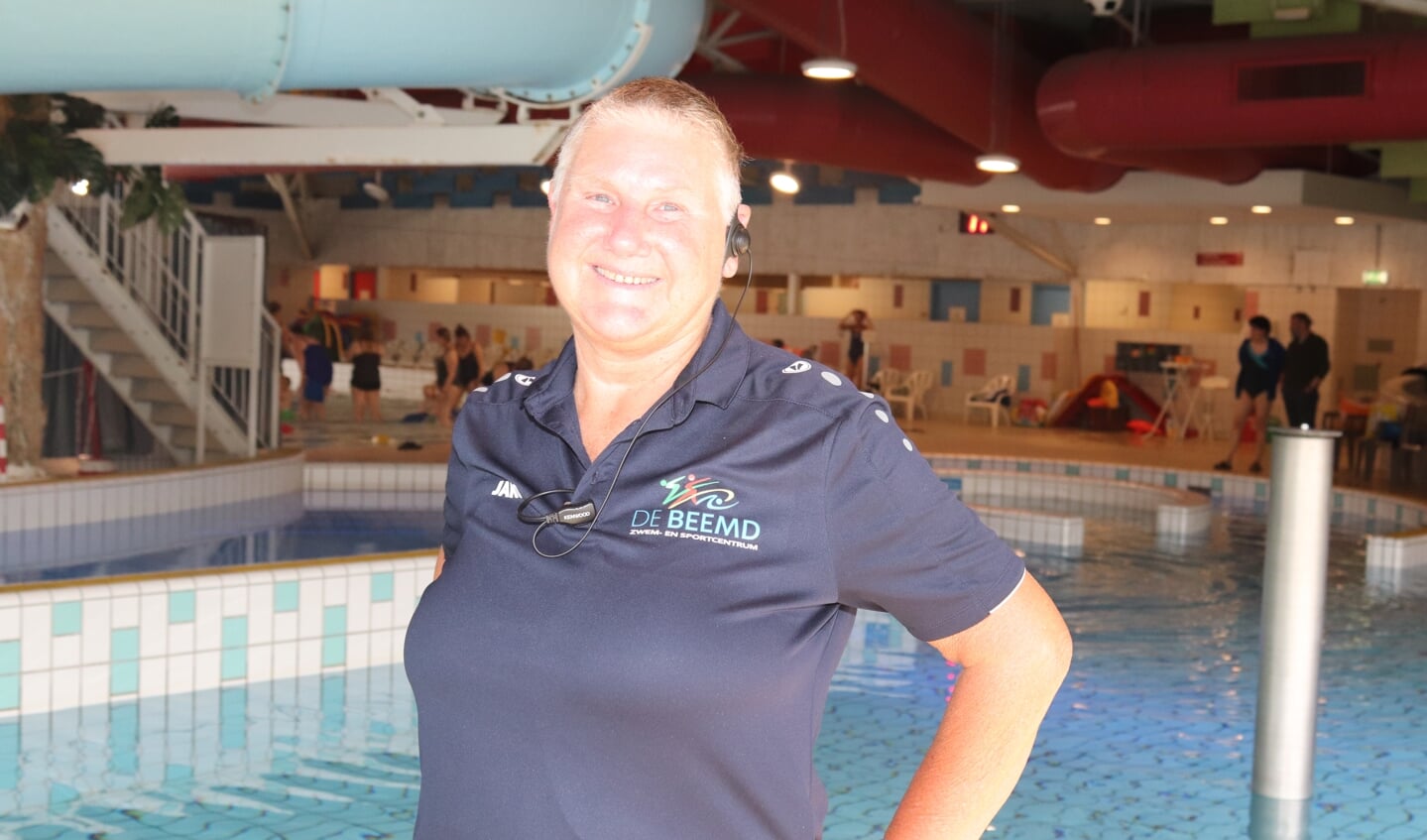Corry Wolferink viert binnenkort een mijlpaal, 40 jaar zwemonderwijzer. Foto: Arjen Dieperink