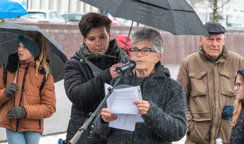 Ria Boxtart, dochter van een van de gefusilleerde verzetsstrijders (Hermanus Boxtart), spreekt de aanwezigen toe. Foto: Henk Derksen