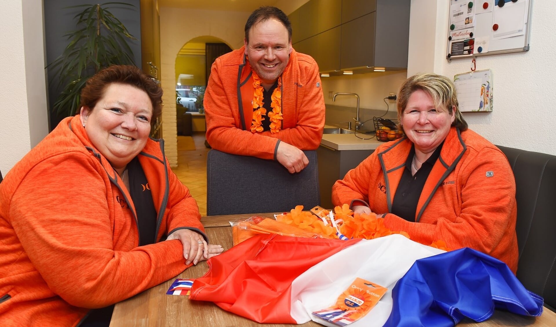 Het nieuwe Oranje Comitmet (v.l.n.r.) Carin de Bree, Roy Gerritsen en Demia Gerritsen. (Foto: Roel Kleinpenning)