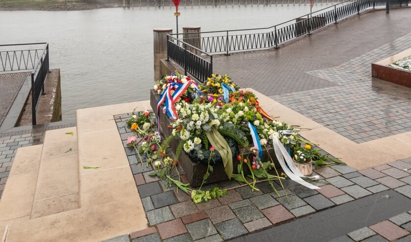 De Koninklijke onderscheiding ontving de mevrouw Boxtart tijdens de jaarlijkse herdenkingsbijeenkomst op de IJsselkade. Foto: Henk Derksen