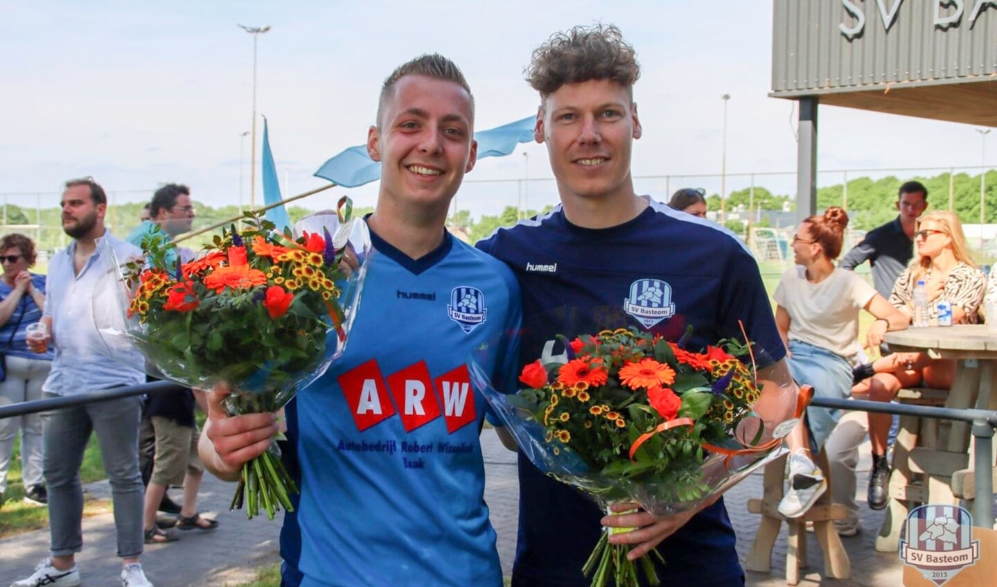 Danny van Wilsem (l.) en Ruud Hartjes gehuldigd. Foto: Jorg van Aalst