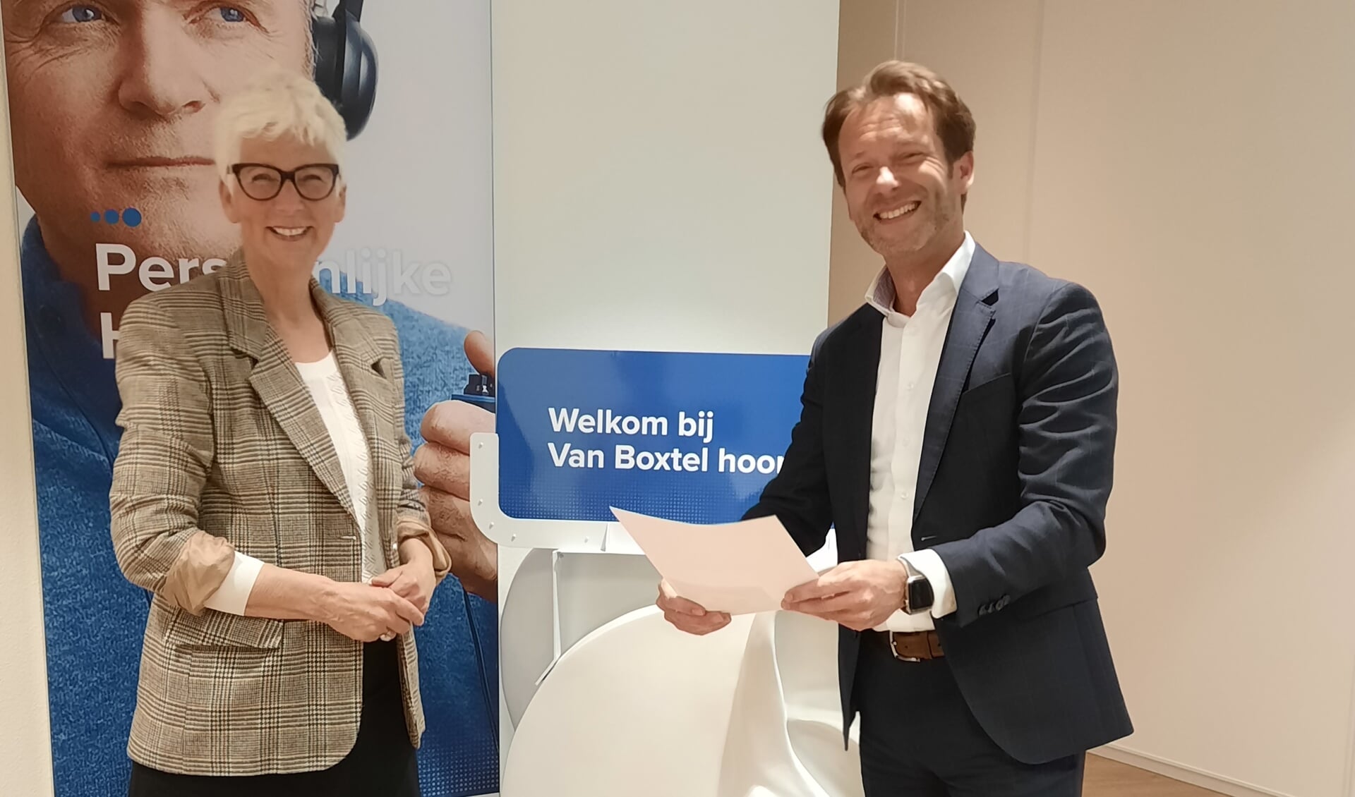 Paul Vondenhoff neemt namens alle medewerkers van Van Boxtel hoorwinkels het certificaat Samen dementievriendelijk in ontvangst van Alzheimer Nederland. Foto; PR