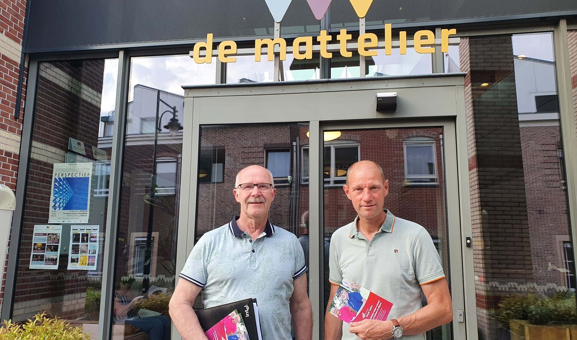 Beweegmakelaars Jos Porskamp (links) en Christian Reinders, voor de ingang van de Mattelier in Groenlo, een van de twee inloopplekken. Foto: Henri Walterbos