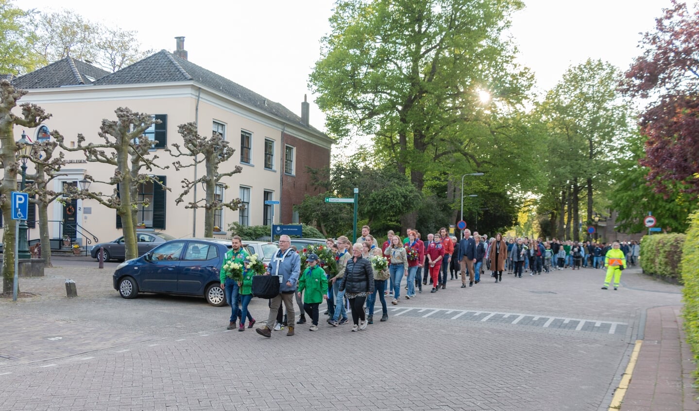 In een lange stoet liepen de aanwezigen van de Martinuskerk naar het Monument aan de Veldesebosweg. Foto: Henk Derksen