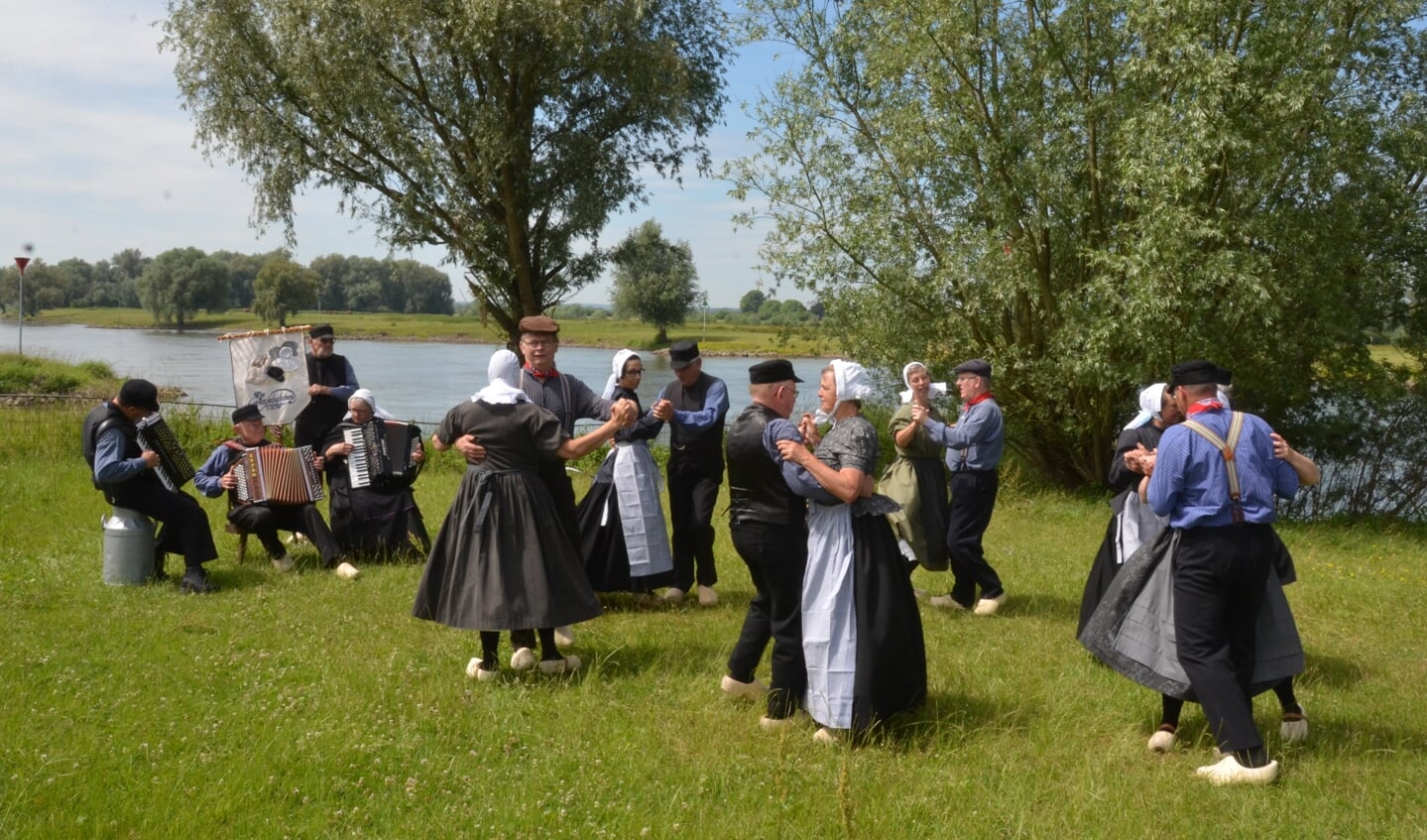 Folkloristische dansgroep De Iesselschotsers uit Steenderen. Foto: Johan Braakman