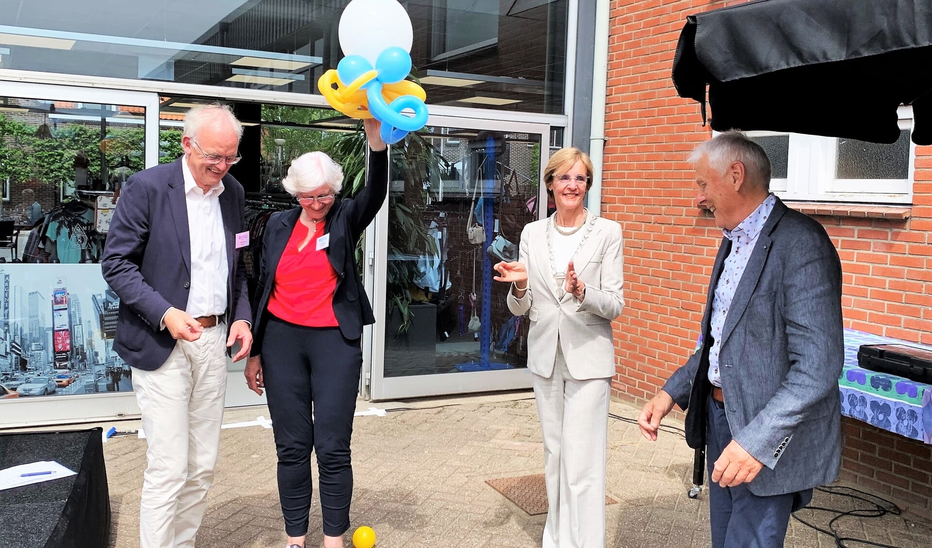 De officiële opening van het Vincentiushuis met vlnr Gerard Kamp, Diny Boerkoel, Annette Bronsvoort en Jan Pape. Foto: Theo Huijskes