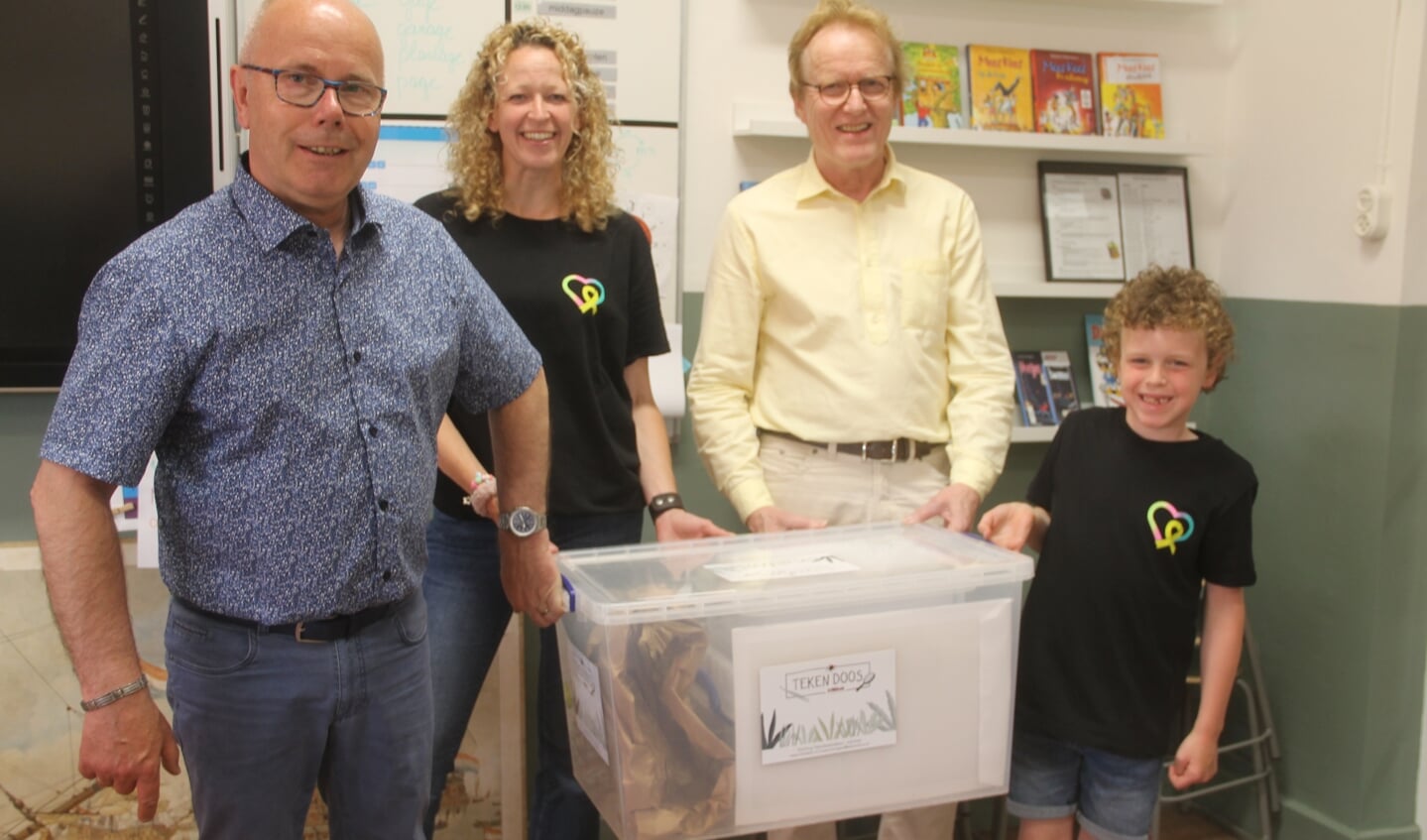 Scott overhandigt de tekendoos aan Johan Wilterdink (l). Esmee Hovenier en Joop Klein Haneveld bieden de helpende hand. Foto Lineke Voltman