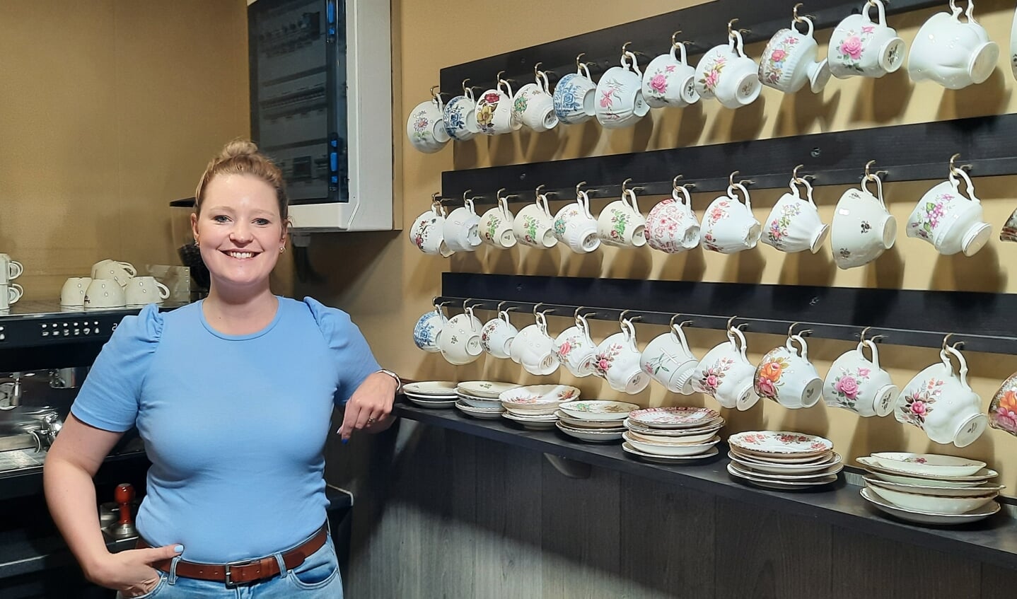 Aniek Meekes-Peterman bij haar vintage koffiekopjesverzameling in Proeflokaal De Kroon in Groenlo. Foto: Kyra Broshuis