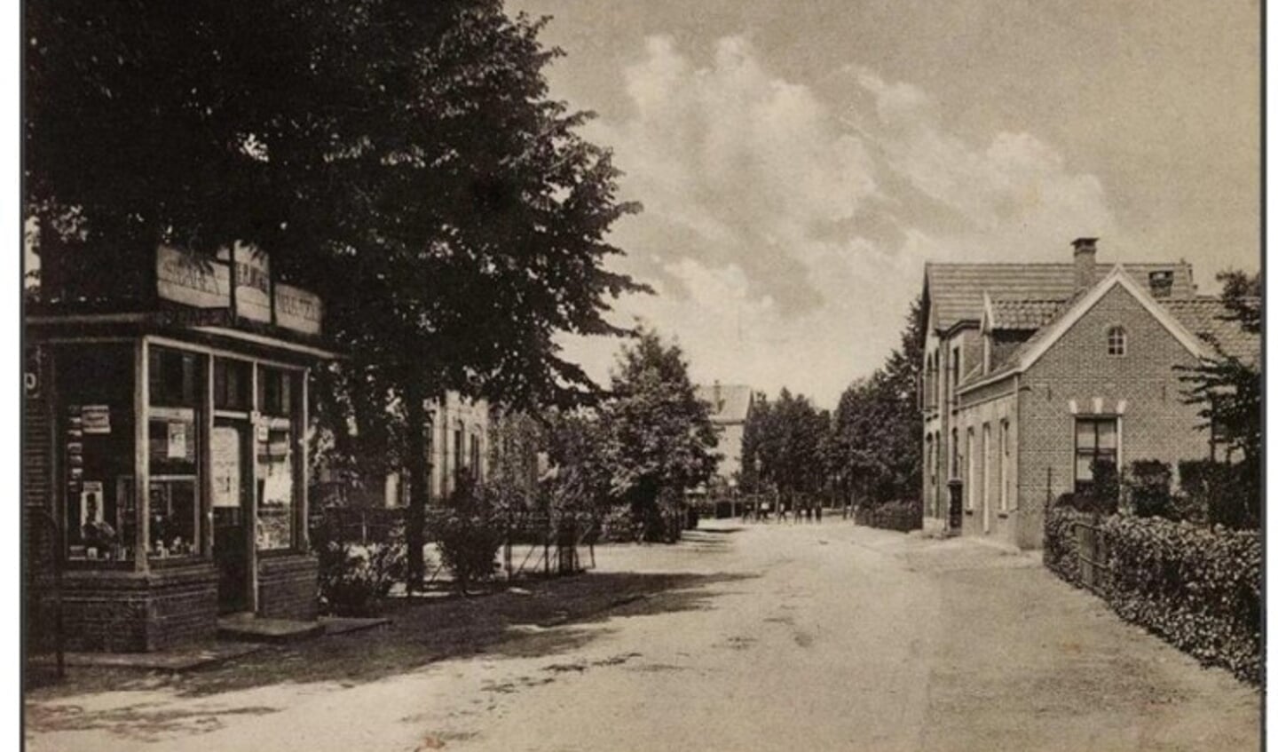 Links sigarenmagazijn ‘De plantage’ 1920. Hoek Leliestraat-Gasthuisstraat Winterswijk. Foto: Archief Gebuwin
