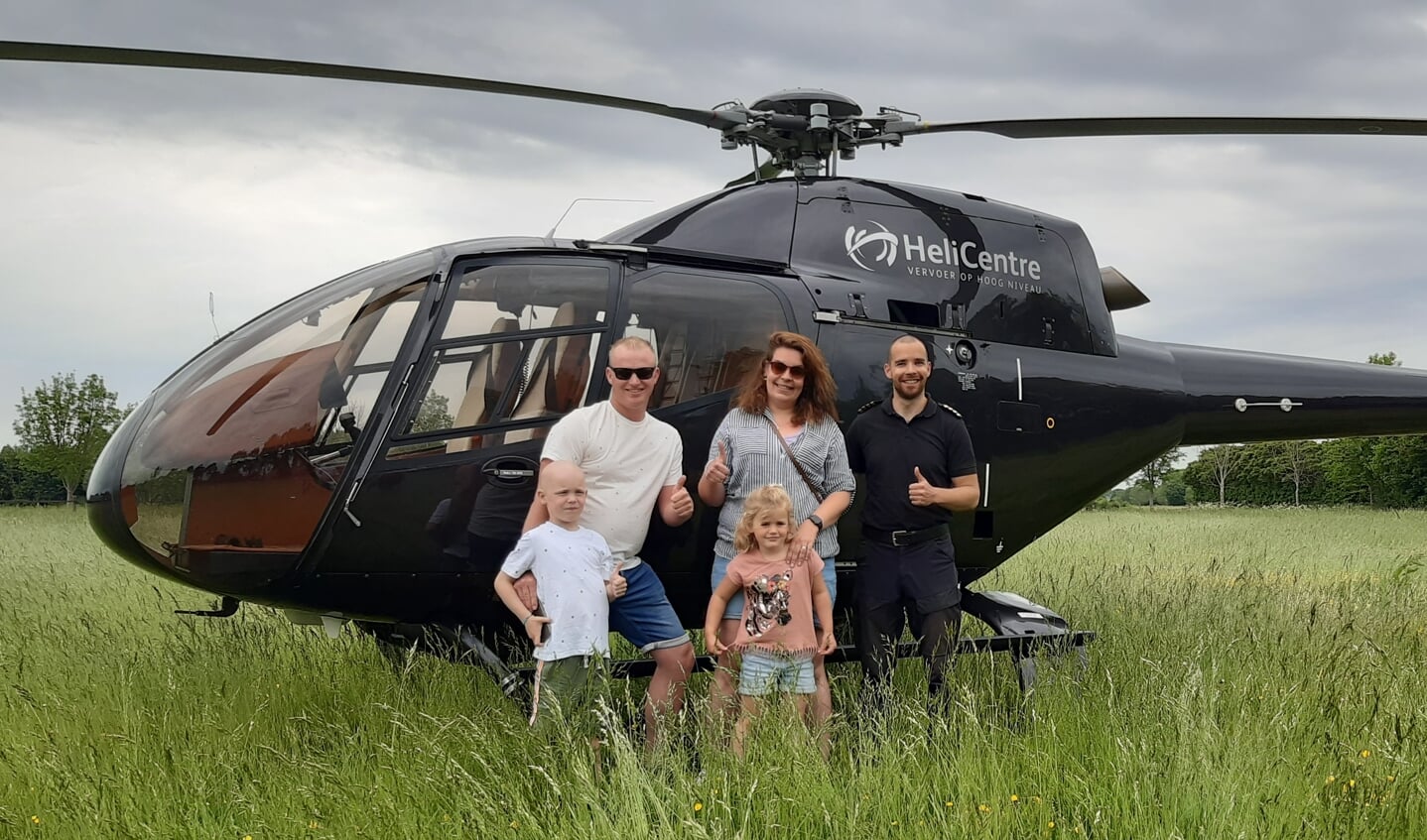 Luuk Koenders, zijn vader, moeder en zusje Suus en de piloot van de helikopter. Foto: Ceciel Bremer