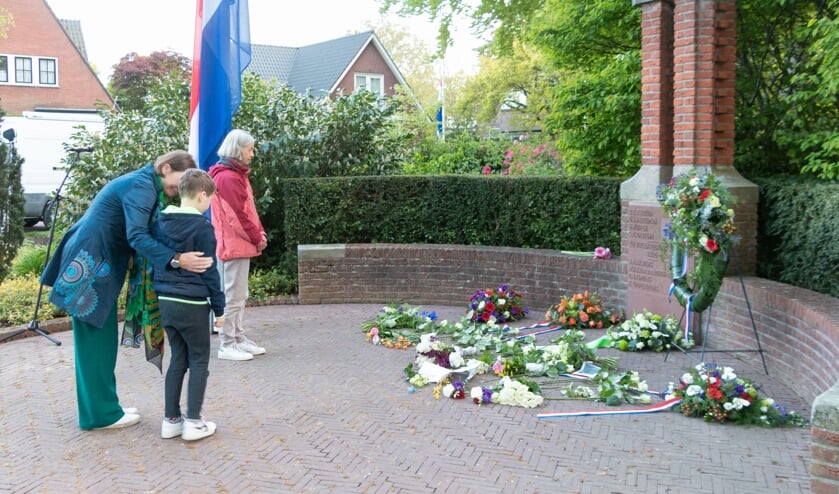 Belangstellenden leggen bloemen en staat een moment stil bij het monument. Foto: Henk Derksen