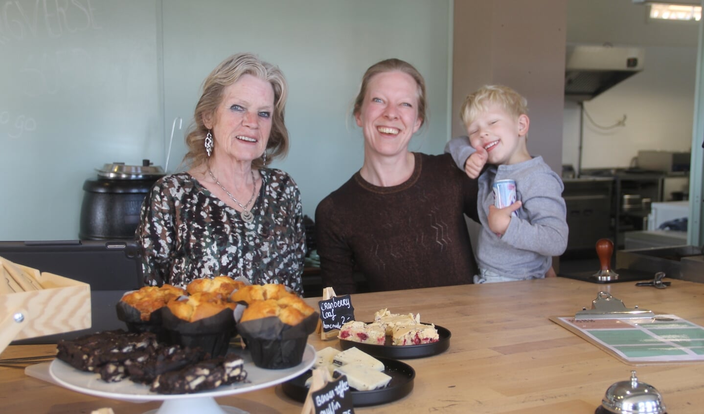Joyce van der Weegh runt met hulp van haar schoonmoeder Christien (l) Guilty Anywhere.
Zoon Harvey wilde ook graag op de foto.