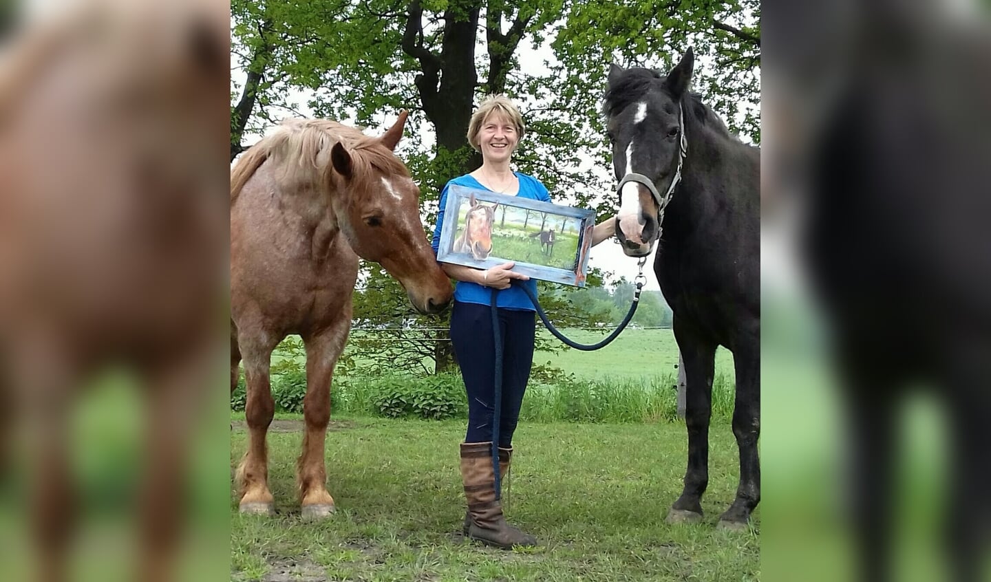 Rosalien Nales exposeert schilderijen in de paardenwei van de familie Wiggers in Hengelo. Eigen foto