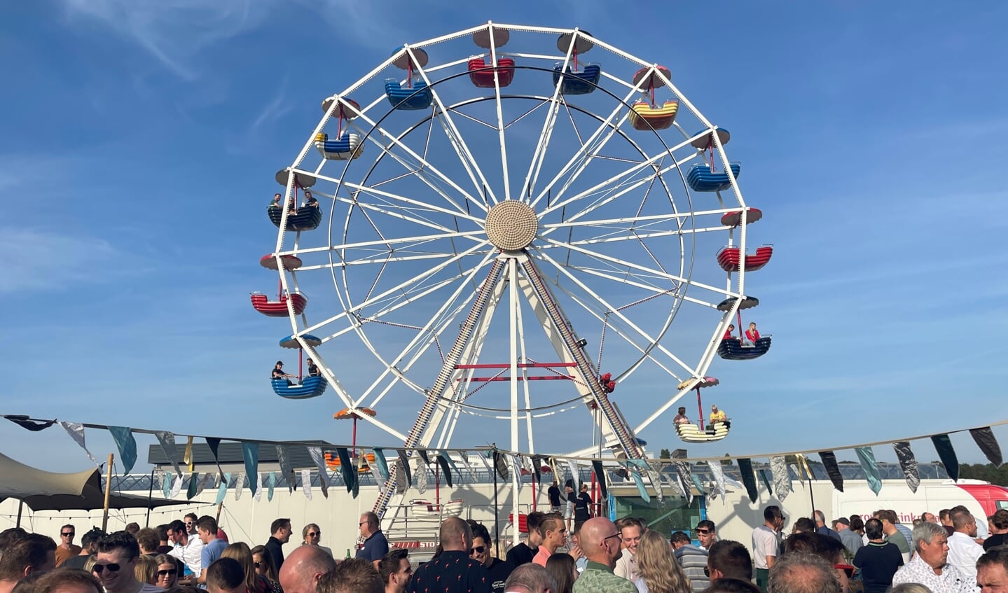 Het reuzenrad is een grote blikvanger om het terrein van HCI van grote hoogte te bekijken. Foto: Fun for Events/Joost Velthorst