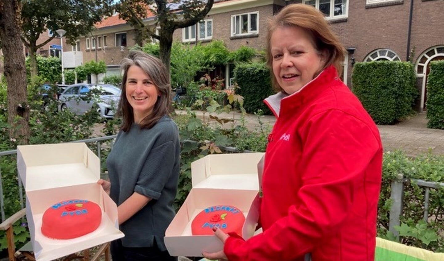 Marjolijn Moester, fractievoorzitter PvdA, overhandigt Corinne Abbas de rode taarten. Foto: PR