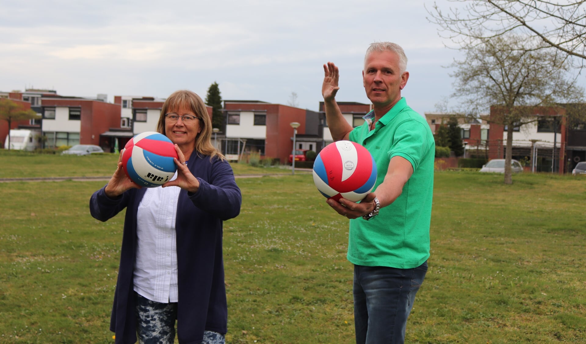 Monique Duyvestijn en Tjeerd Boomsma staan er klaar voor om te volleyballen op het gras van de Molengronden. Foto: Arjen Dieperink