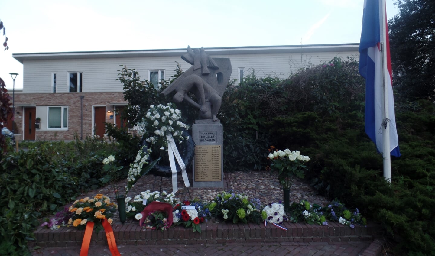 De diverse kransen en bloemstukken werden bij het monument geplaatst. 