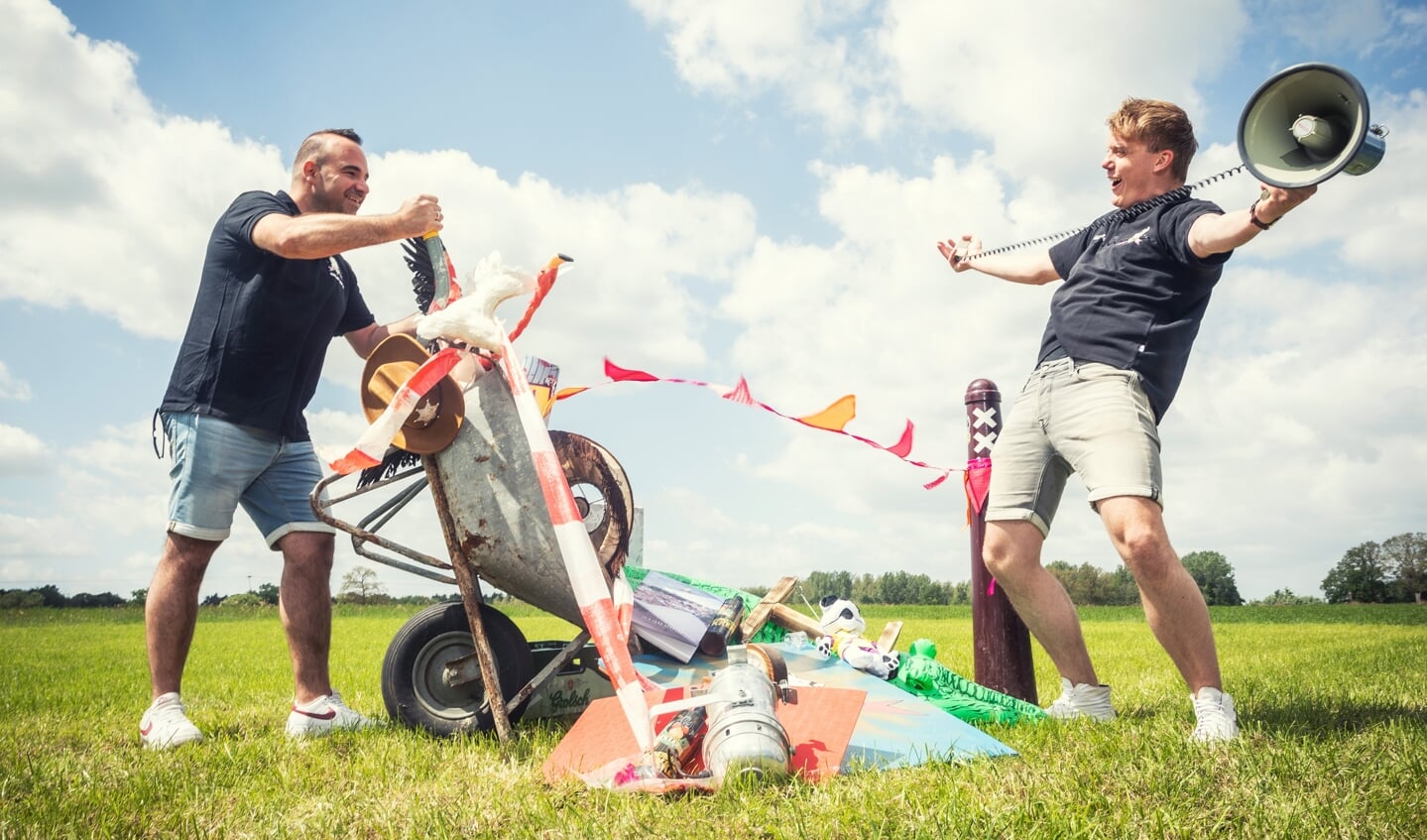 Martijn Klein Brinke (l) 'kiept' het voorzitterschap van de organisatie van Reurpop over aan Luuk Rouwhorst. Foto: JTDproducties/Joris Telders