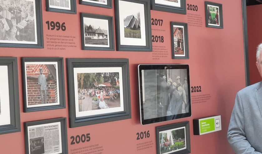 Wander Weenink van de Bernard Weenink Stichting bij de 'wall of fame' bij de ingang van het Achterhoeks Openluchtmuseum. Foto: Kyra Broshuis