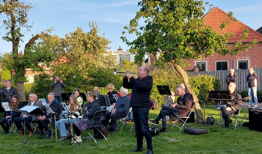 Trompettist René Lammers blaast het taptoe bij de dodenherdenking in Bredevoort. Foto: Karin Stronks