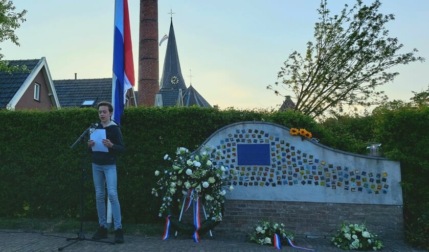 Sander Piek leest een gedicht voor bij de dodenherdenking in Bredevoort. Foto: Karin Stronks