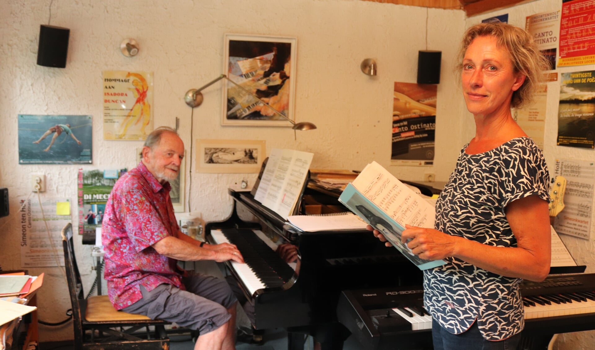 Rien Wulffraat, aan de piano, en Margreet van Aanholt oefenen in de studio het Satie-concert. Foto: Arjen Dieperink
