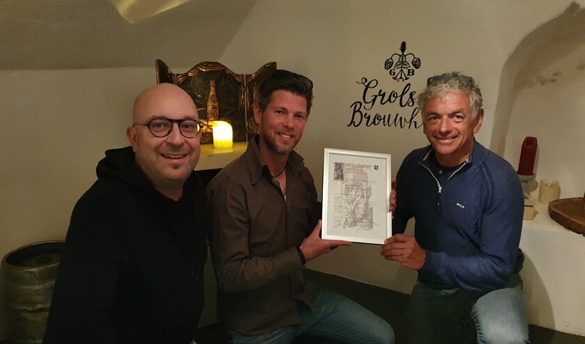 Niek Huntelaar (midden) en Jeroen Verheul (rechts) en Sander Esselink op de historische plek, waar in 1615 het eerste Grolschbiertje werd gebrouwen. Foto: Henri Walterbos