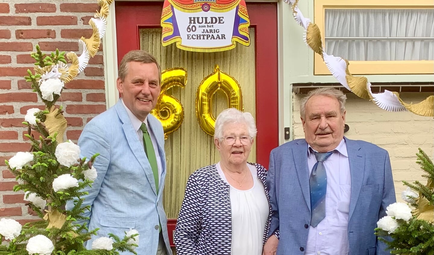 Bruidspaar Herman en Bella Althof-Bennink met burgemeester Anton Stapelkamp. Foto: Cecile Roozenbeek