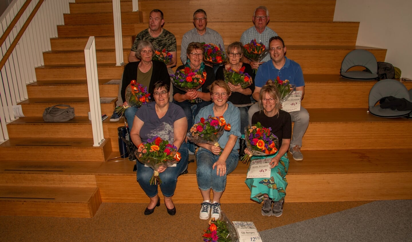 Jubilarissen van Nieuw Leven Steenderen: Rico Bongaarts, Alfons Bijvank en Hans Klompenhouwer; Jeannette Mentink, Wilma Bijvank, Ina Bijvank en Marcel Westerink; Miranda Westerink, Ellen Stoltenberg en Anita Bongers. Gijs Bongers was afwezig. Foto: Liesbeth Spaansen