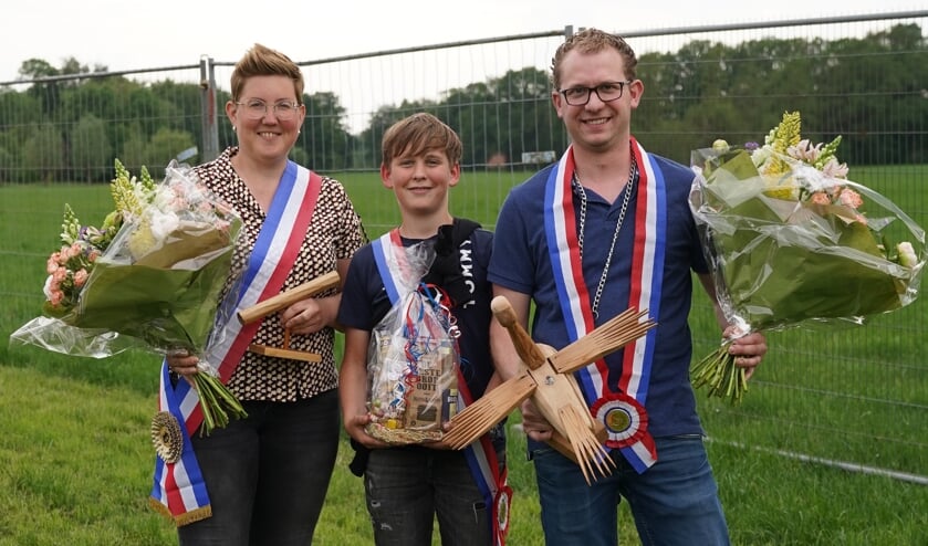 Het nieuwe koningspaar van De Bruil: Linda Olthuis en Jeroen Esselink, met jeugdprins Thijs Wiegerinck. Foto: Wilma Arink