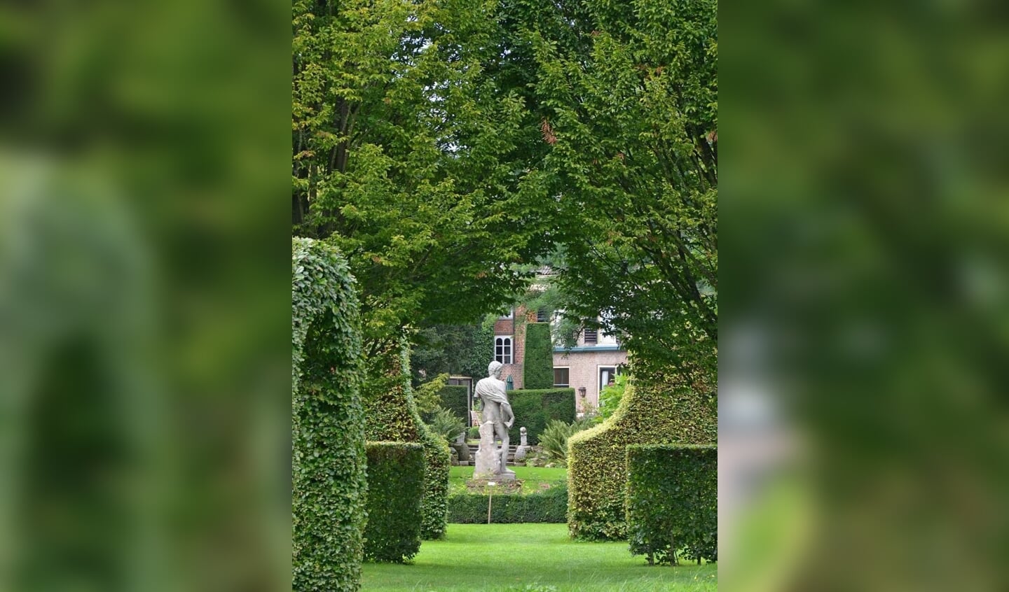 De tuinen van kasteel De Wildenborch in 19e-eeuws Engelse landschapsstijl met imposante tuinbeelden. Foto: Johan Braakman