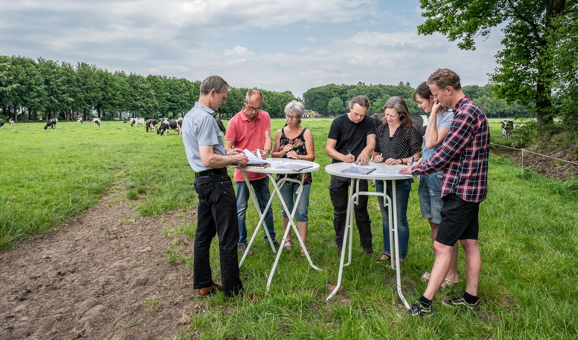 Het tekenen van de koopovereenkomst in Groot Dochteren gebeurde onder het toeziend oog van koeien. Foto: Martine Siemens
