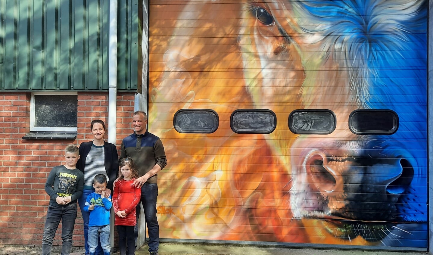 De familie Bomers is blij dat hun bedrijf is verfraaid met prachtige kunstwerken en nu onderdeel uitmaakt van de Silo Art Tour Achterhoek. Foto: Kyra Broshuis 