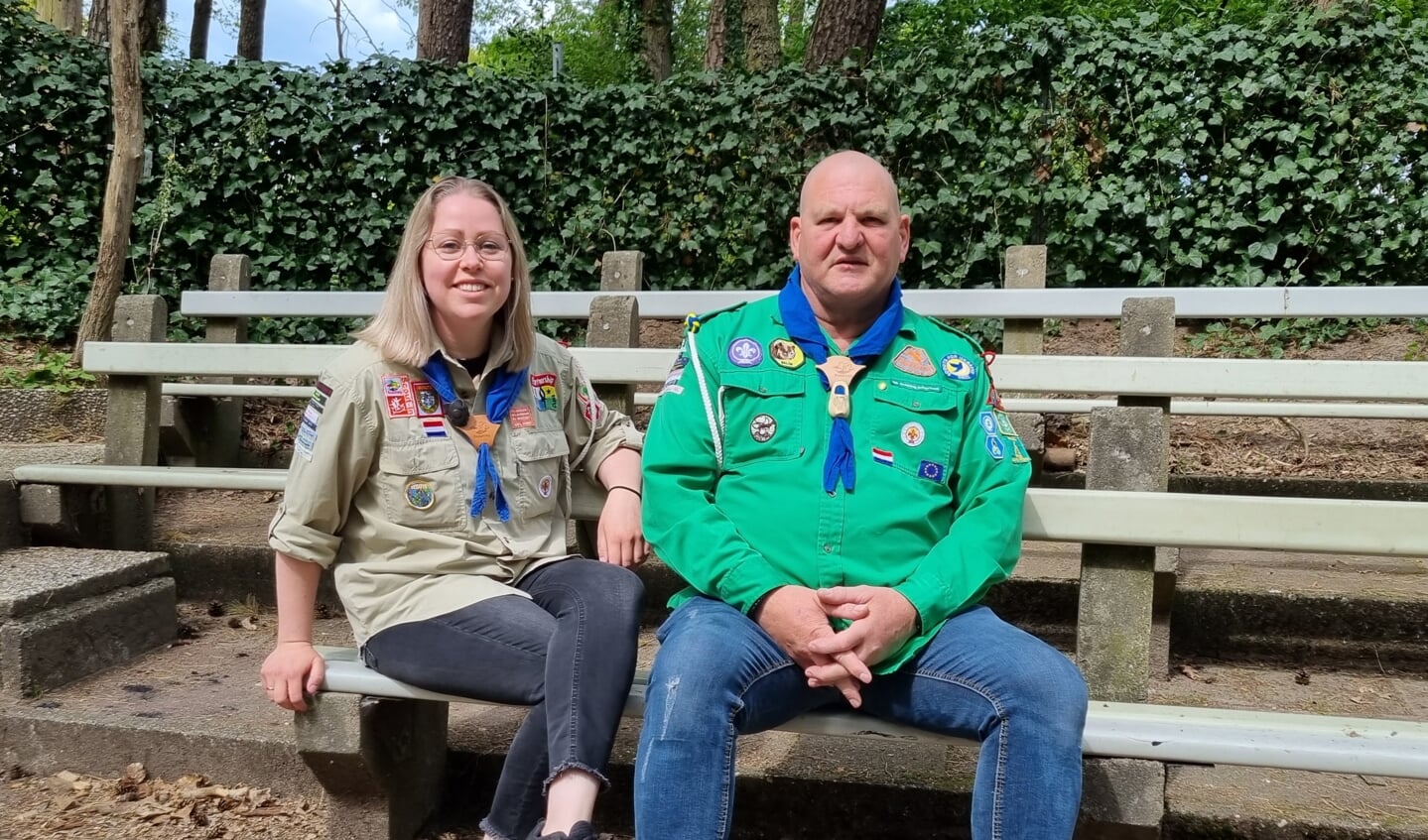 Carla Olde Samson en Willem Redeker op de bank in het kampvuurkuil. Foto: Rob Weeber