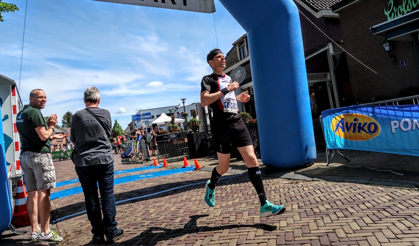 Eén van de deelnemers komt over de finish in de Spalstraat. Foto: Luuk Stam