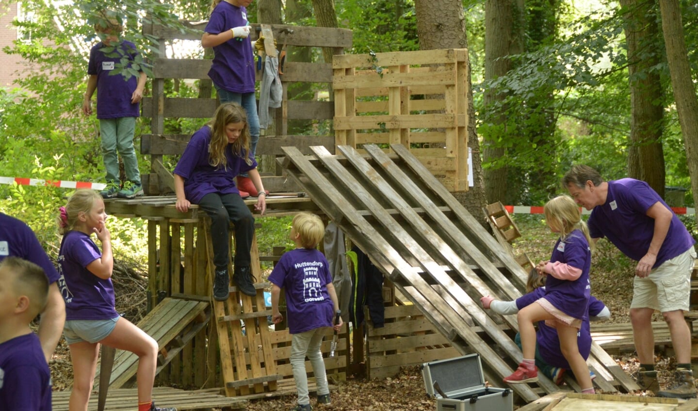 Tijdens Huttendorp Gorssel kunnen kinderen hutten bouwen en verschillende spellen doen. Foto: PR