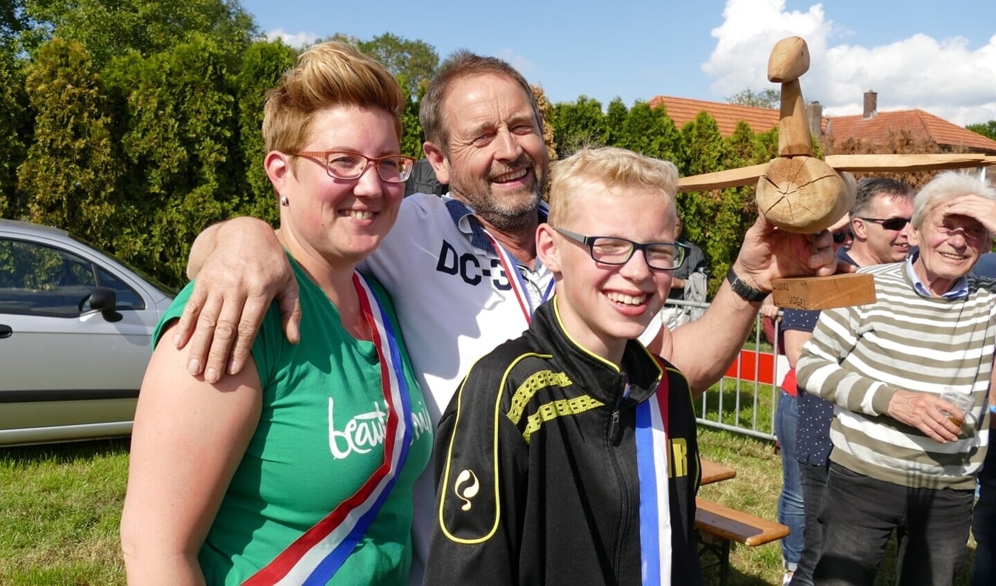 Het langst zittende koningspaar van De Bruil, Ap Wezinkhof en Linda Olthuis, met jeugdprins Luuk Klein Bluemink.  Foto: PR.  