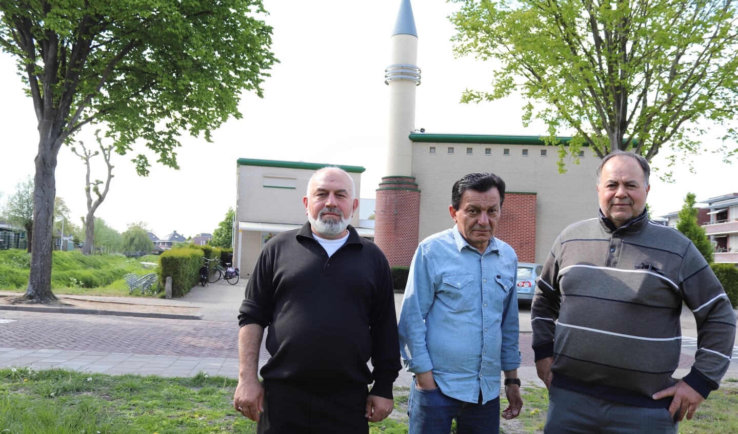 Vlnr de moskeebestuursleden Ahmed Harb, Osman Üzümcü en Mehmet Uslu. Foto: Arjen Dieperink
