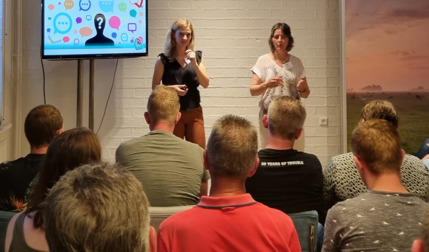 Ellen Klein Gunnewiek (l) en Paulien Boverhof tijdens de uitleg over de Rood voor Rood-regeling van gemeente Berkelland. Foto: Rob Weeber
