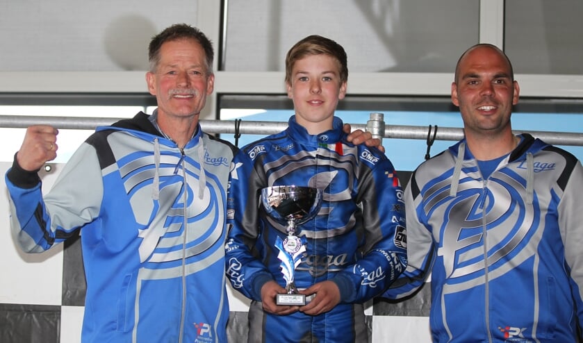 Siebe Wijma met teamcrew OW Karting op het podium. Foto: Bas Kaligis/racexpress