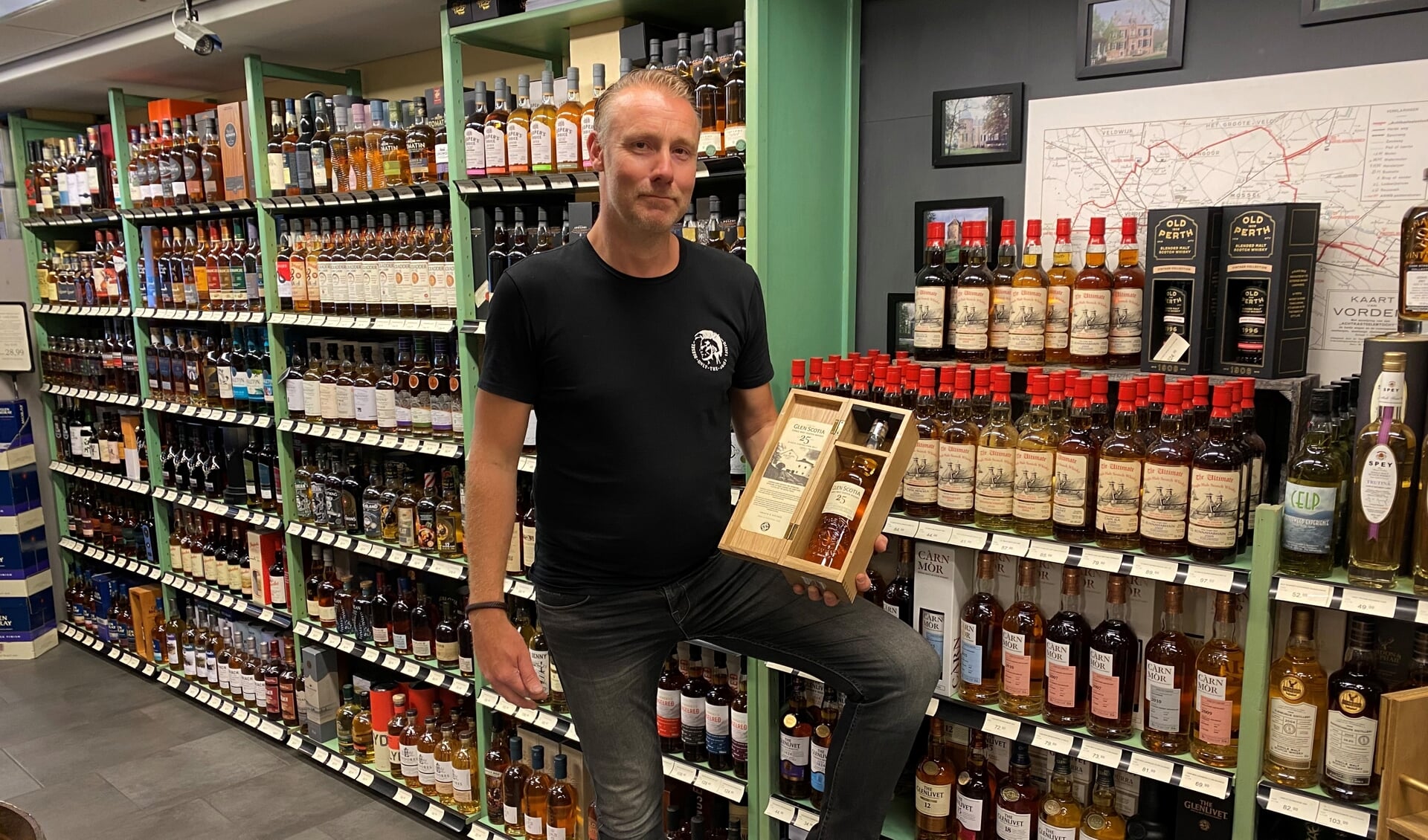 Sander Pardijs bij het gevarieerde aanbod whisky’s in de winkel. Foto: Bernadet te Velthuis