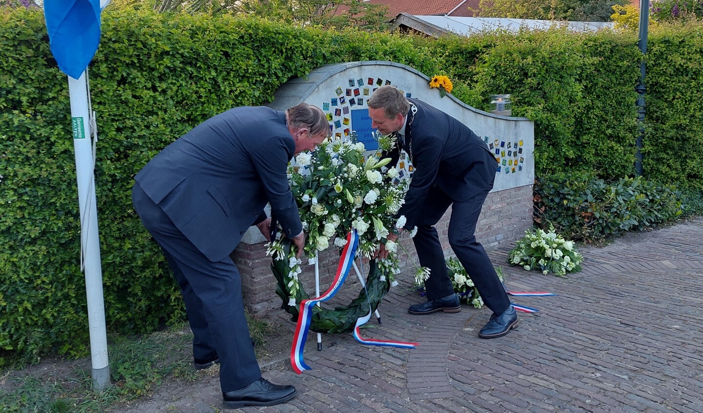 Burgemeester Anton Stapelkamp (rechts) en raadslid Henk Meerdink leggen een krans namens de gemeente Aalten. Foto: Karin Stronks