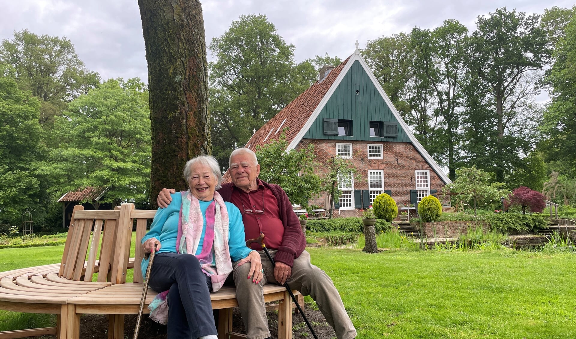 Jan en Anne genieten in de tuin en op het landgoed bij hun boerderij Oossink. Foto: Verona Westera