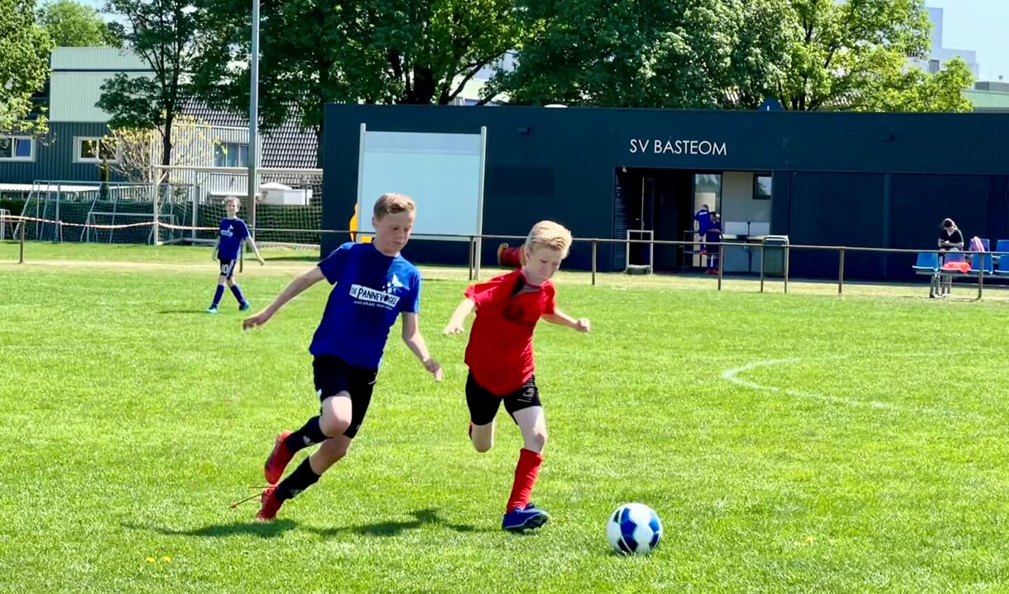 Op de velden van SV Basteom voetbalden basisschoolleerlingen hun toernooi. Foto: Karin ten Heggeler