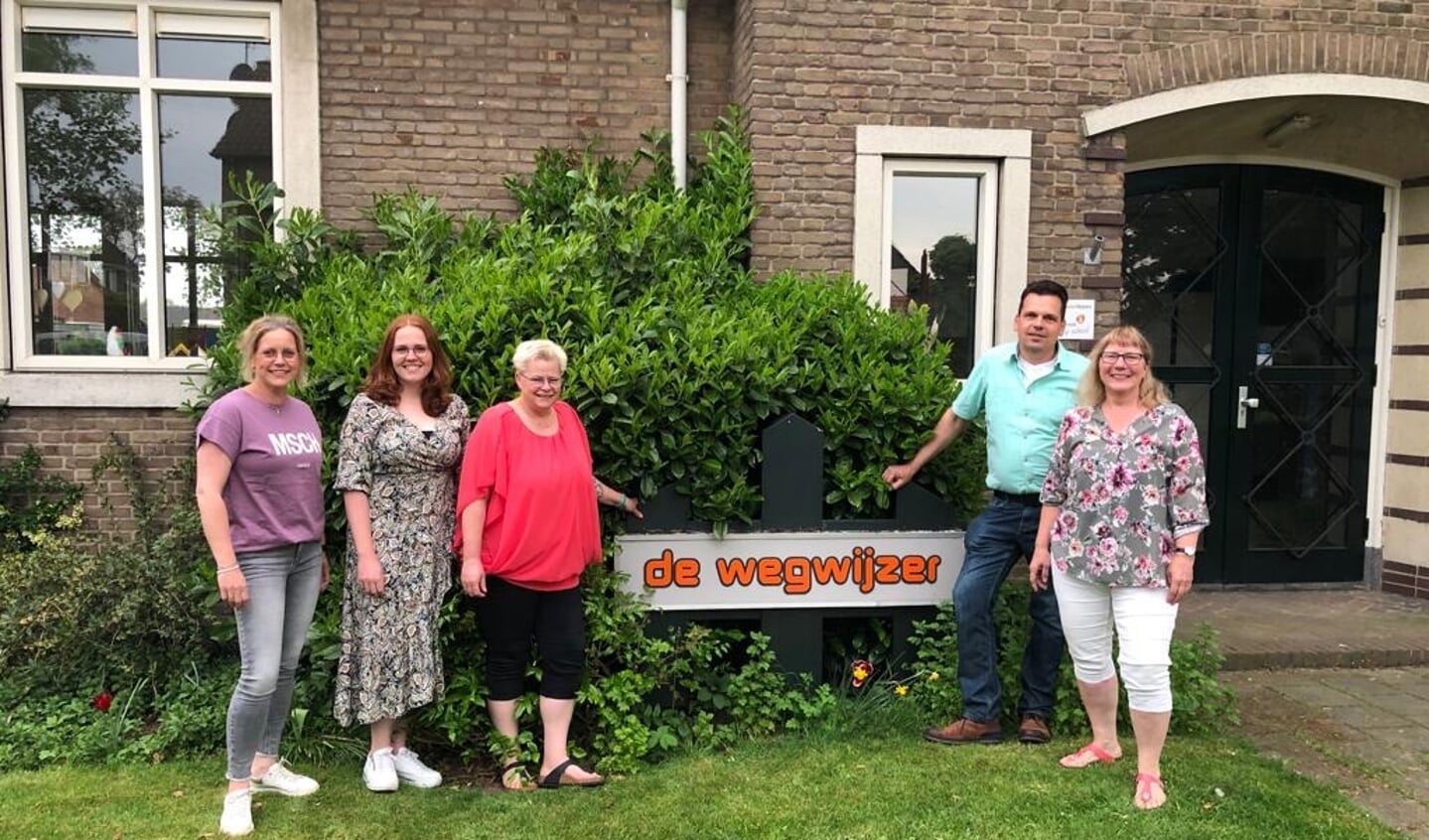 De organisatie van de reünie, v.l.n.r.: Marieke Gesink, Anniek Ankersmit, Melanie van Berkum, Sander Vredegoor en Riny van Mourik. Foto: PR