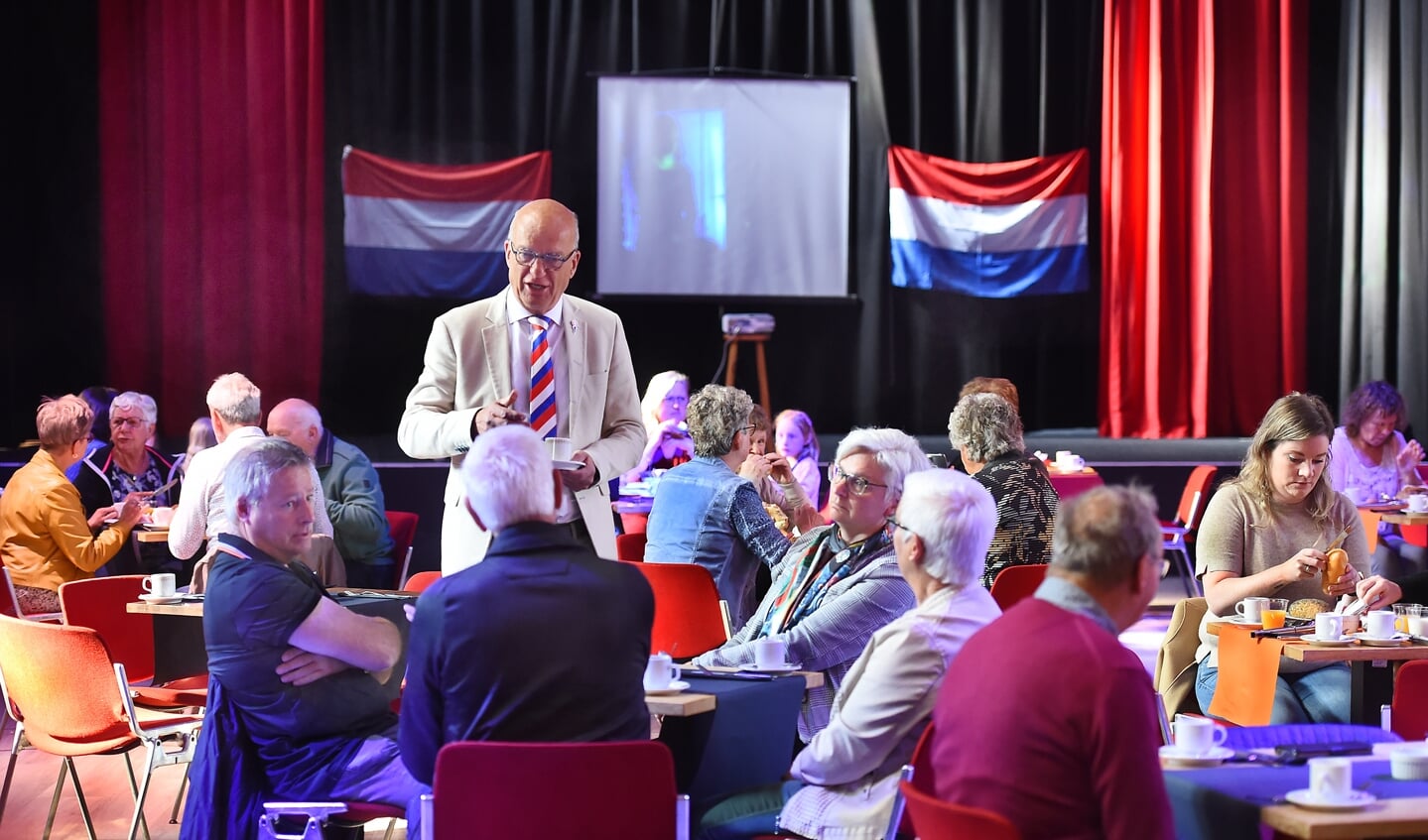 Burgemeester Harry de Vries tijdens 'Ontbijt voor de vrijheid' in ’t Hart van Loil. Foto: Roel Kleinpenning      