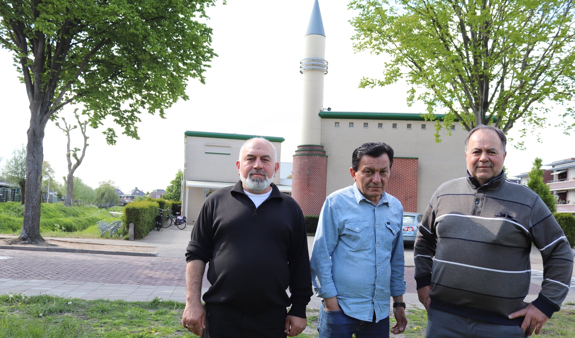 Vlnr  de moskeebestuursleden Ahmed Harb, Osman Üzümcü en Mehmet Uslu. Foto: Arjen Dieperink