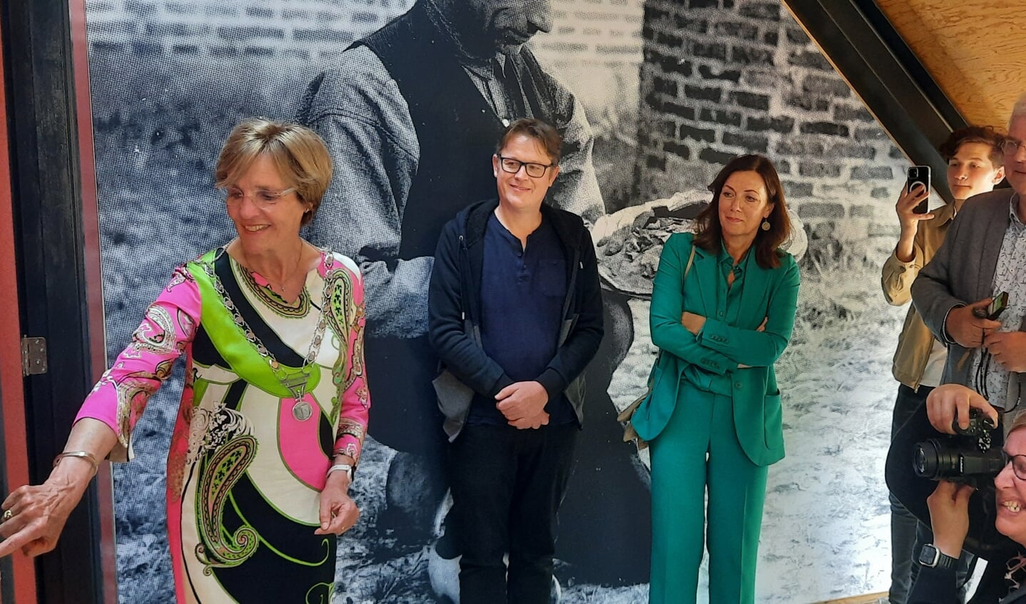 Burgemeester Annette Bronsvoort van Oost Gelre zet met een druk op de knop de 'mindsetbeleving' van het Achterhoeks Openluchtmuseum in werking. Naast haar Christof Elsinghorst van IetsAnders en rechts Wander Weenink van de Bernard Weenink Stichting. Foto: Kyra Broshuis